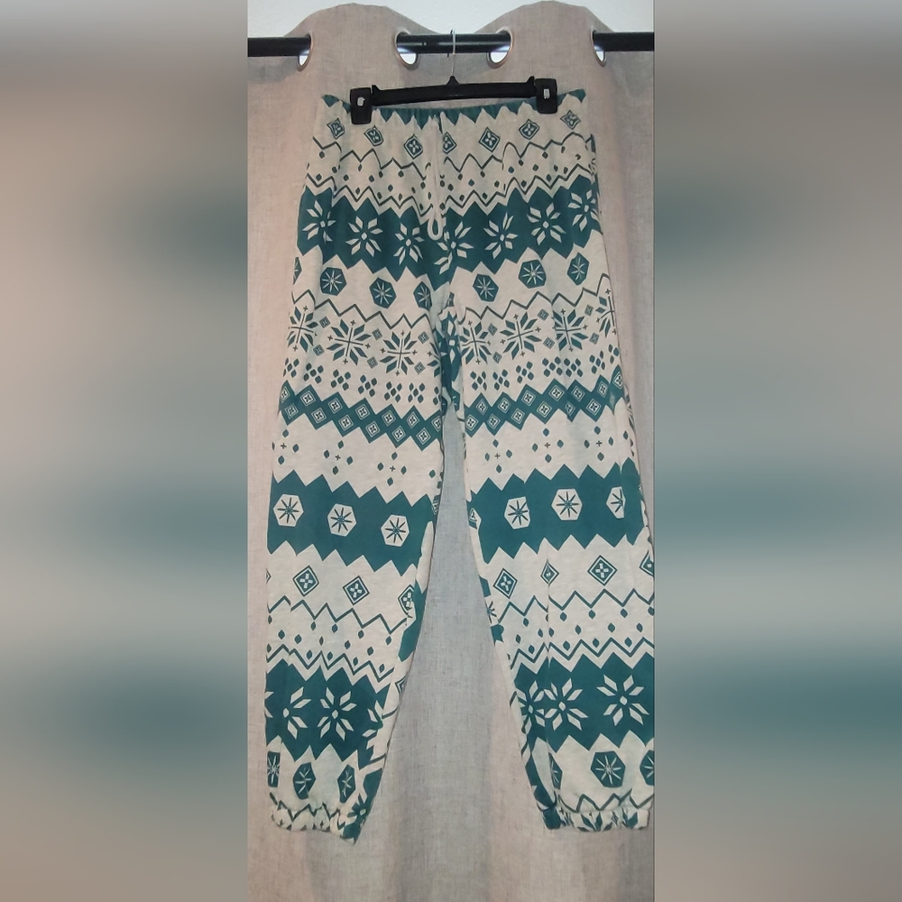 Colsie drawing holiday sweats. Size L
